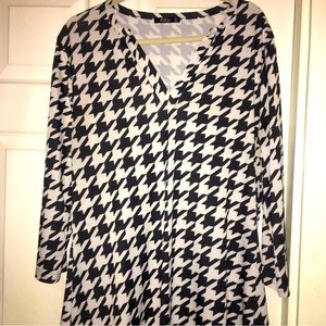 Woman’s classic hounds tooth print black and white. Longer shirt or can be dress